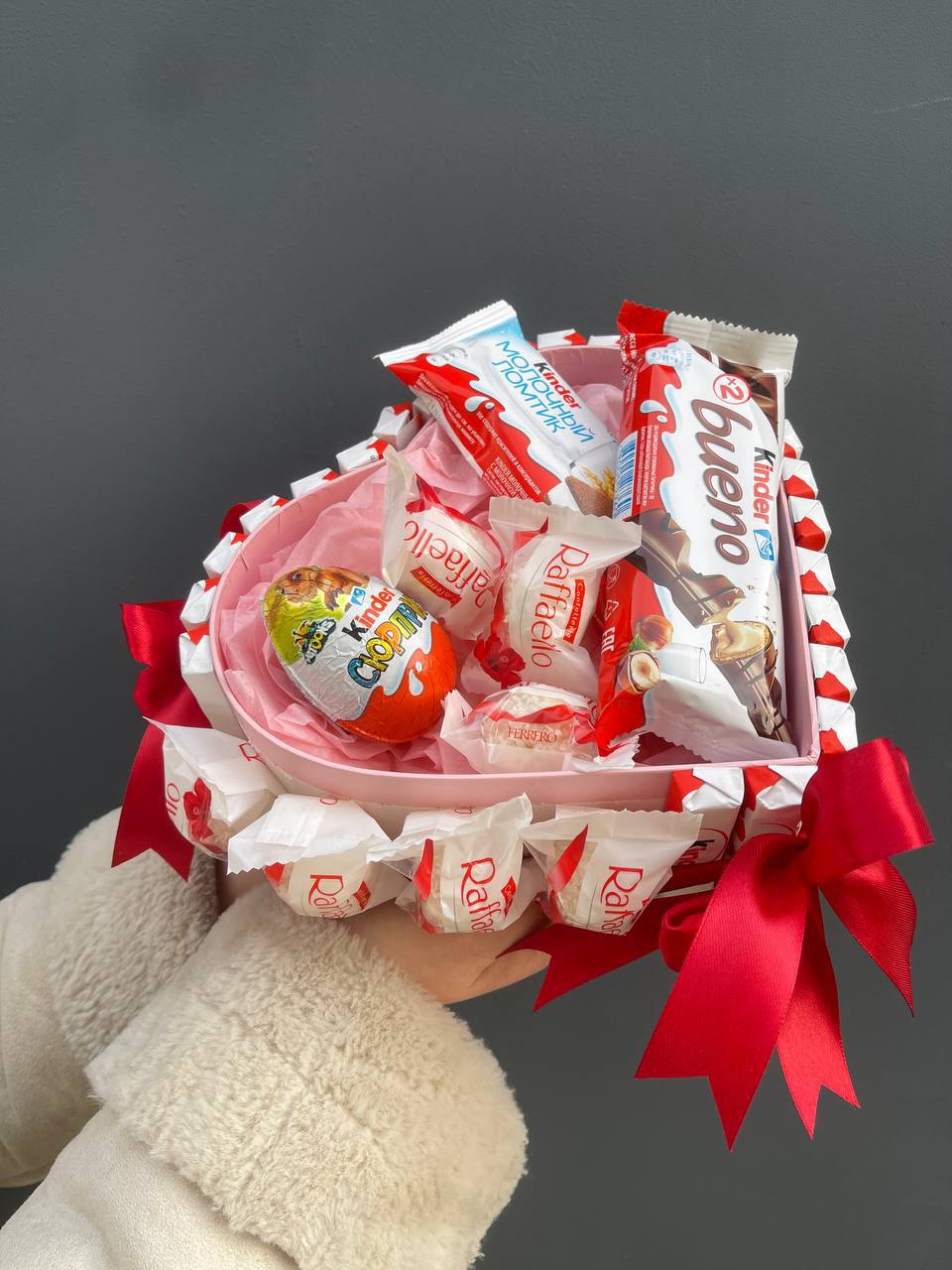 Бокс киндерами и раффаэлло с доставкой в Ростове-на-Дону