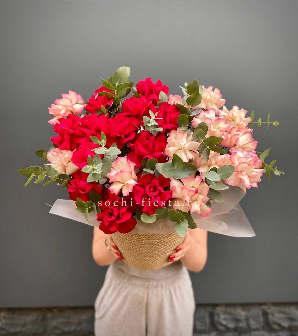 25 Французских роз в джутовом кашпо  в Ростове-на-Дону