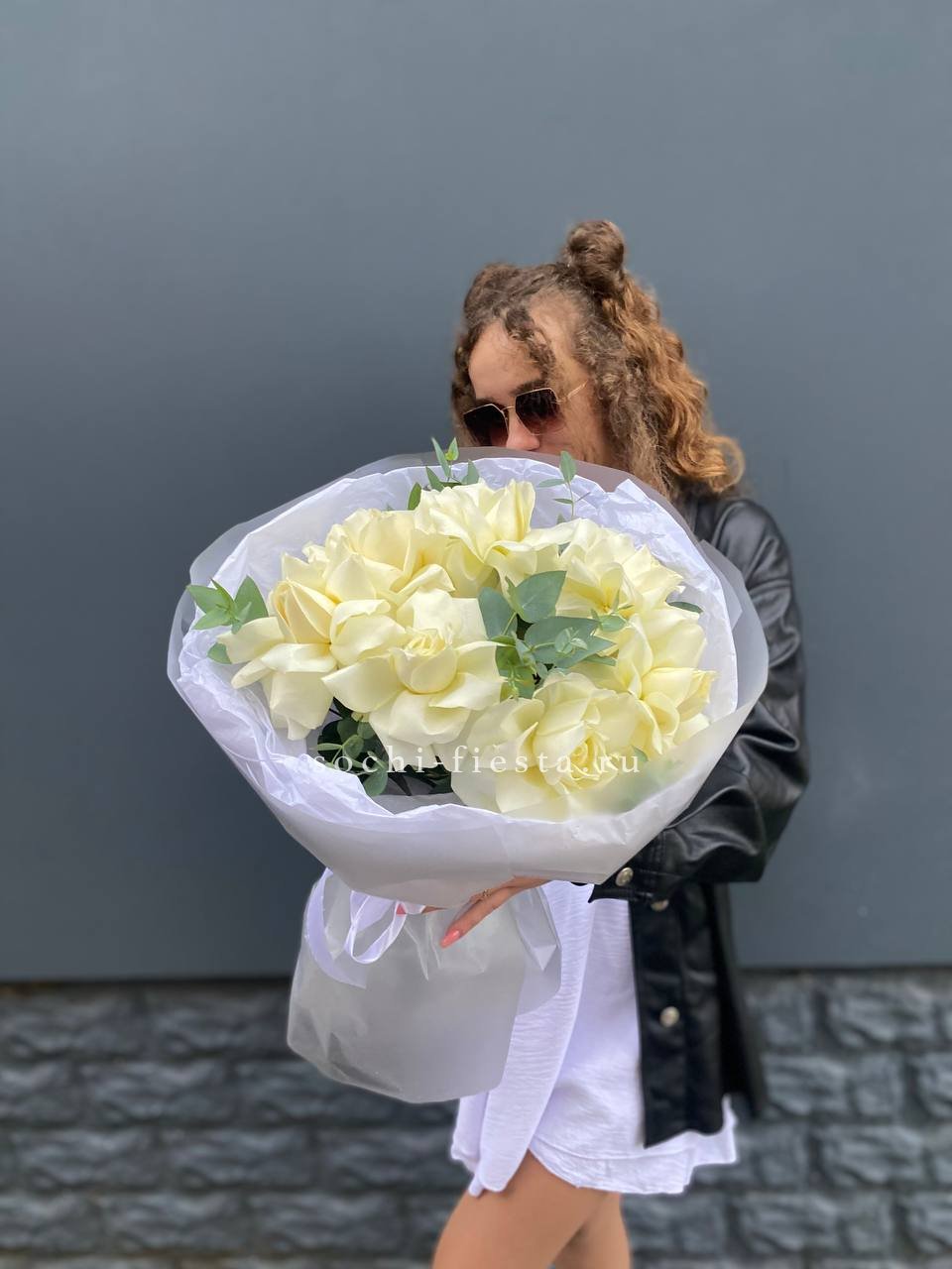 7 Белых французских роз  в Ростове-на-Дону