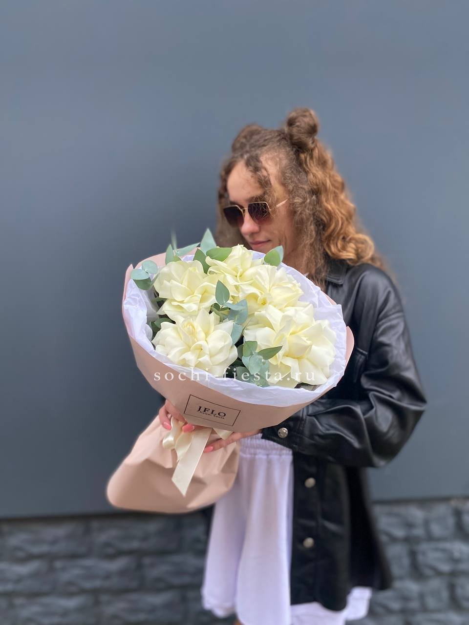5 Белых французских роз в Ростове-на-Дону