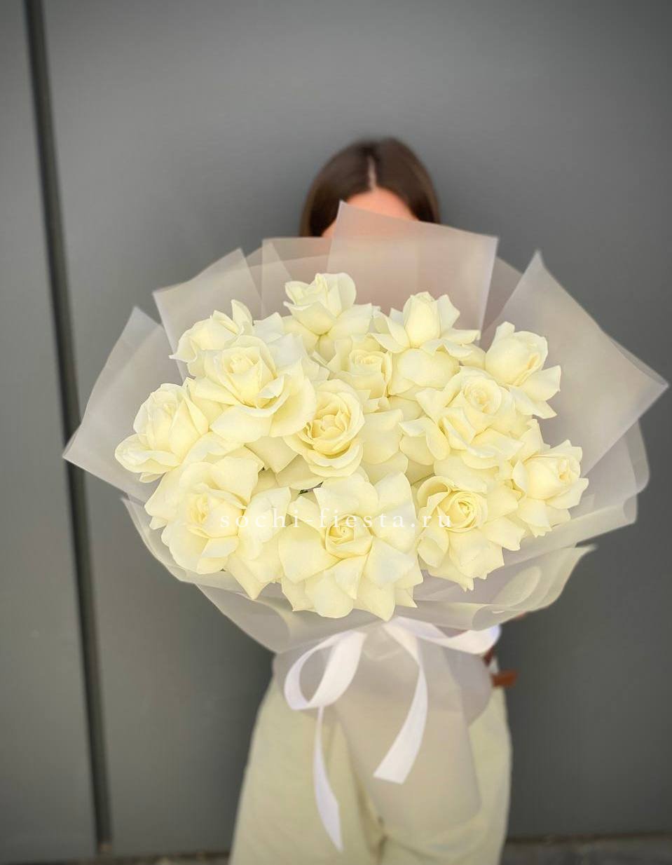 13 белых роз в Ростове-на-Дону