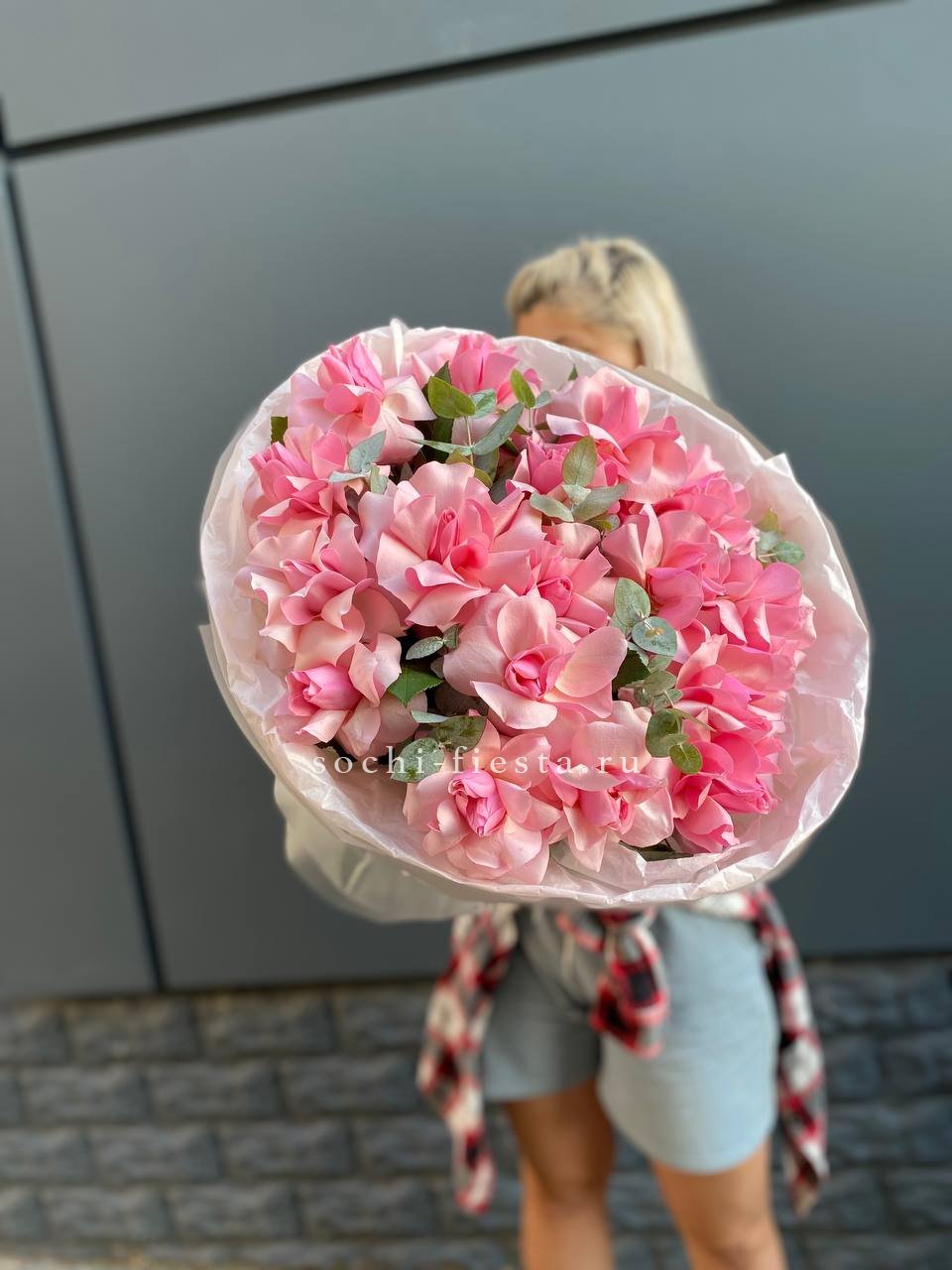 17 розовых роз в Ростове-на-Дону