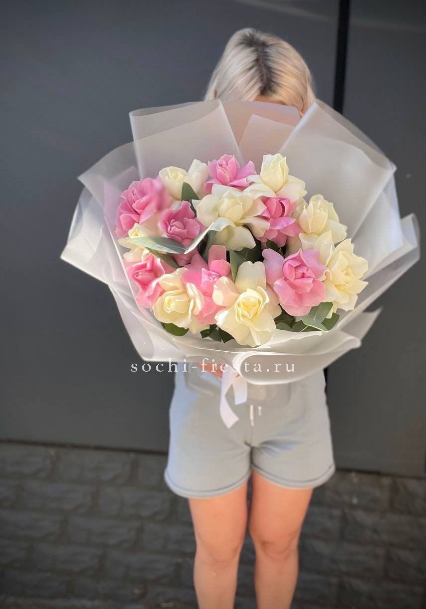 15 бело-розовых роз в Ростове-на-Дону