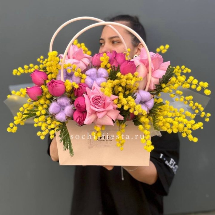 Сумочка мимозы и роз "Примавера" в Ростове-на-Дону