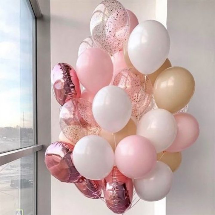 Фонтан шаров розового и белого цветов в Ростове-на-Дону