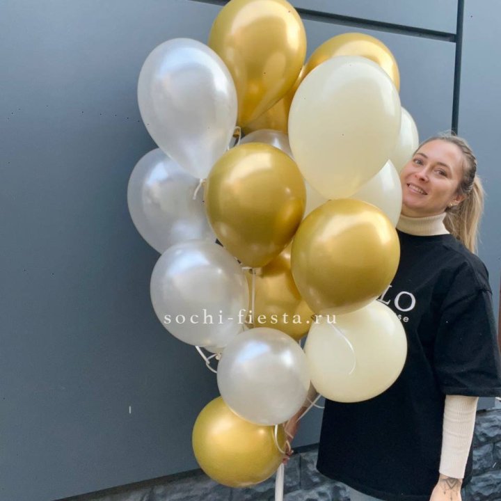 Облако шаров из белого и золотого оттенков в Ростове-на-Дону