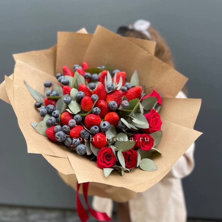 Клубника и голубика с цветами в Ростове-на-Дону