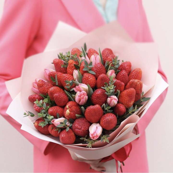 Тюльпаны и клубника в Ростове-на-Дону