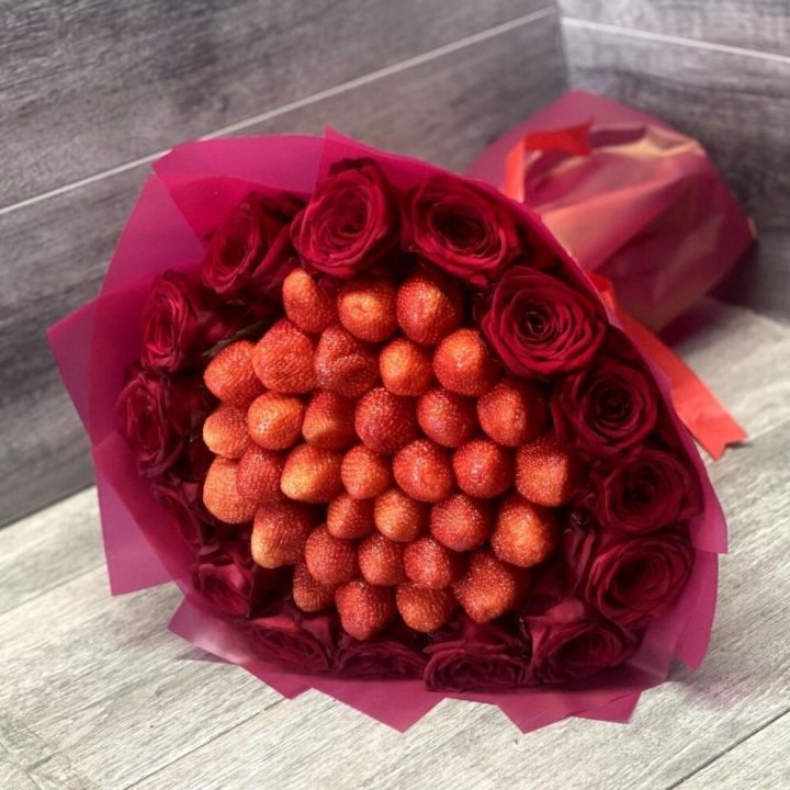 Клубничный букет с розами в Ростове-на-Дону
