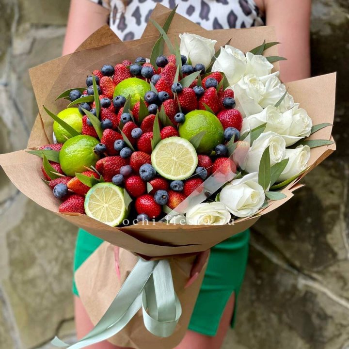 Ягодно-цитрусовый букет с розами в Ростове-на-Дону