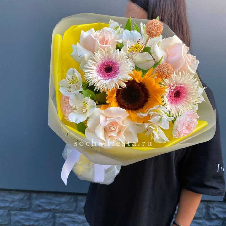 Букет с подсолнухом "Елоу" в Ростове-на-Дону