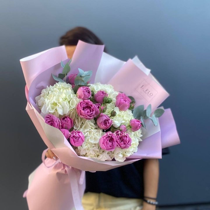 Букет белых гортензий и пионовидных роз  в Ростове-на-Дону