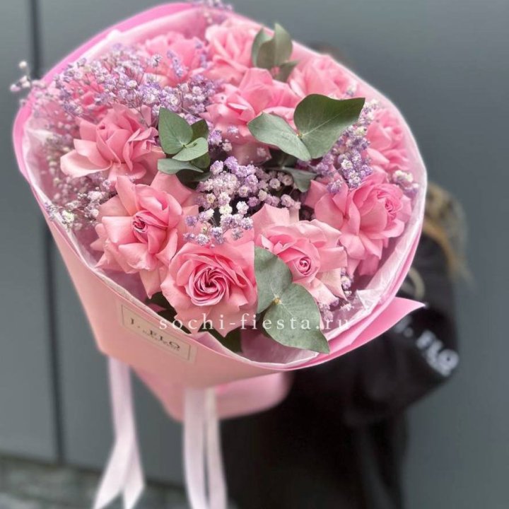 Розовые французские розы с гипсофилой в Ростове-на-Дону