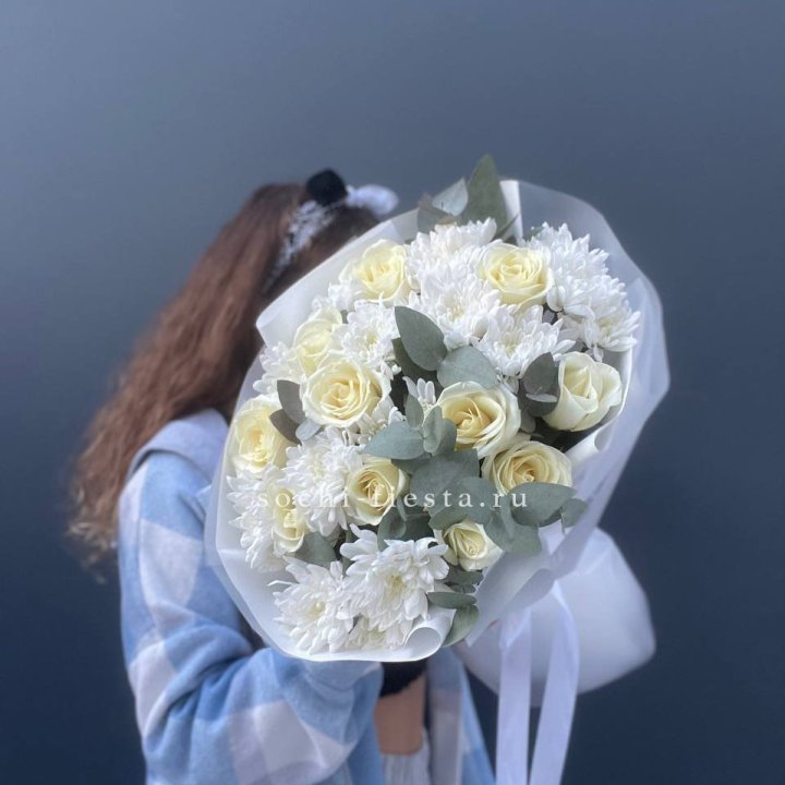  Букет белых роз с хризантемой  в Ростове-на-Дону