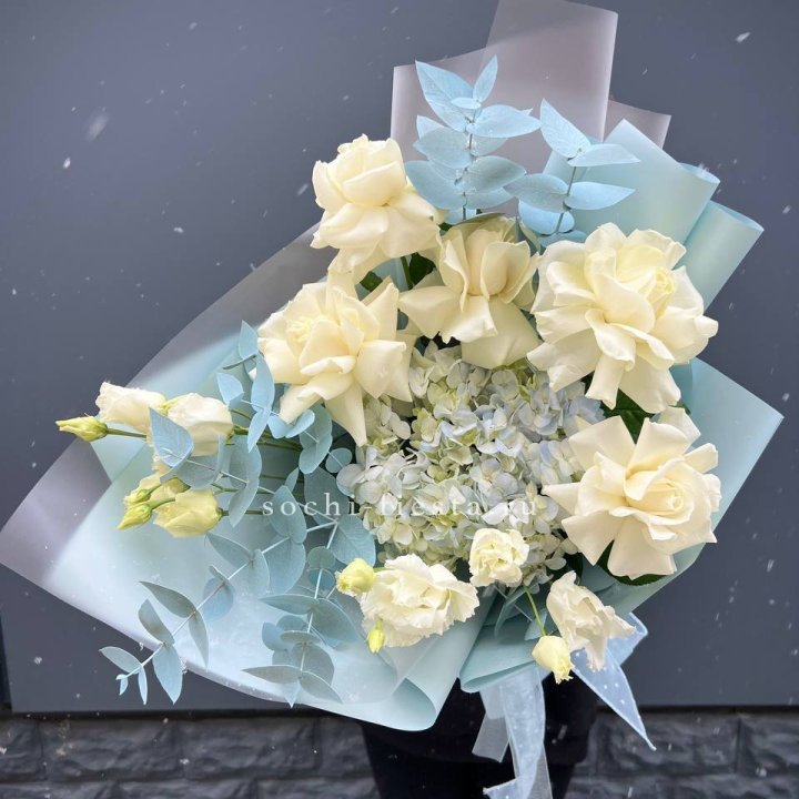 Букет с гортензией и белыми французскими розами в Ростове-на-Дону