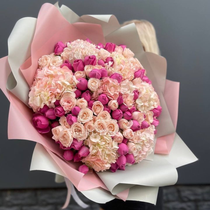 Букет кустовые розы и гортензия в Ростове-на-Дону