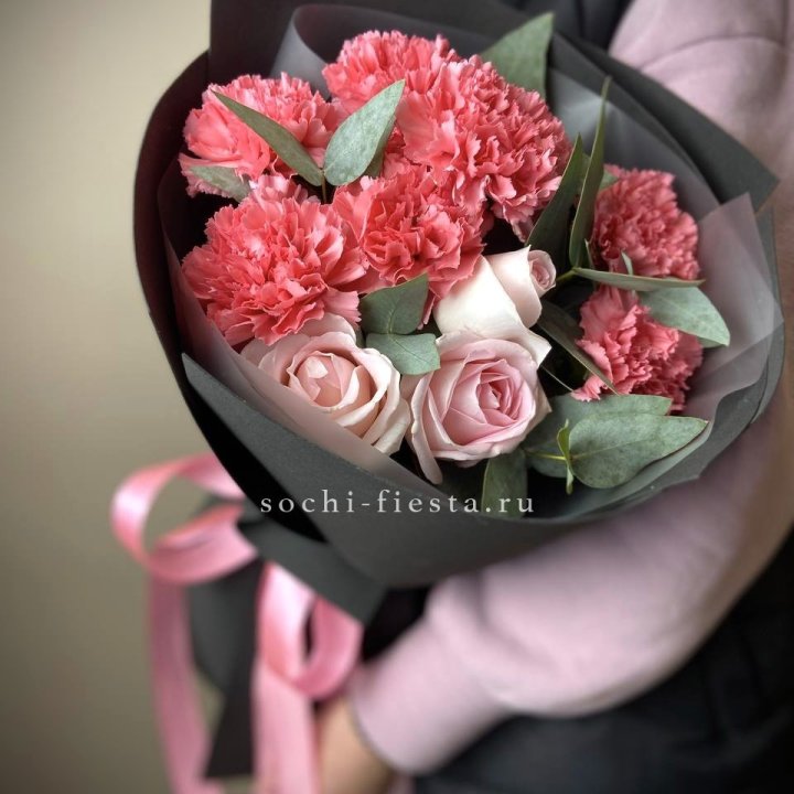 Букет из роз и диантусов "Пенелопа" в Ростове-на-Дону