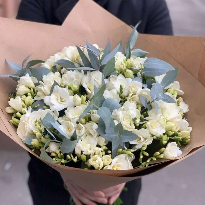 51 фрезия с эвкалиптом в Ростове-на-Дону