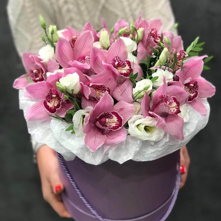 Орхидея и эустома в шляпной коробке в Ростове-на-Дону