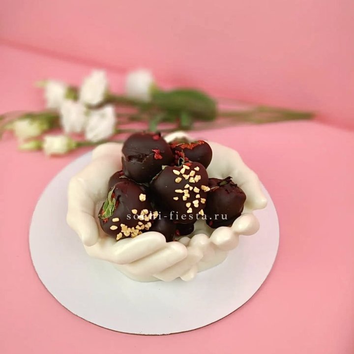 Клубника в шоколаде на шоколадных ладонях  в Ростове-на-Дону