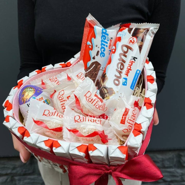 Подарочный набор сердце с Киндерами и Рафаэлло с доставкой в Ростове-на-Дону