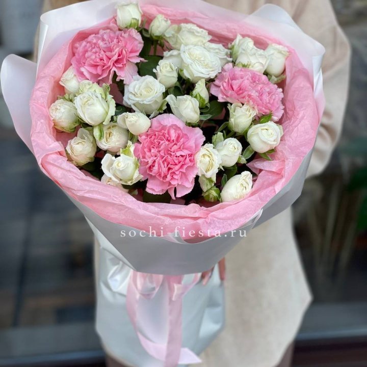 Букет розы с диантусами Blush в Ростове-на-Дону