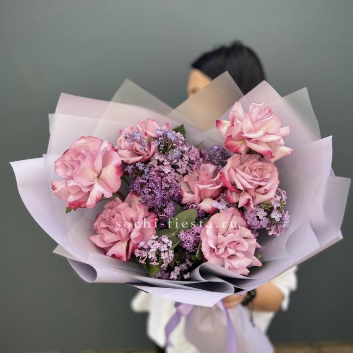 Букет из розовых роз и сирени в Ростове-на-Дону