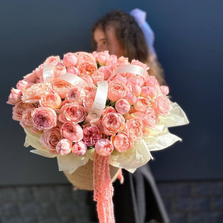 Кустовые розы Джульетта в джутовом кашпо в Ростове-на-Дону