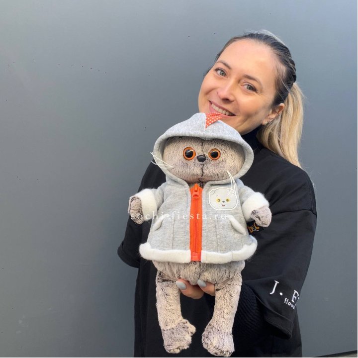 Кот Басик в толстовке в Ростове-на-Дону