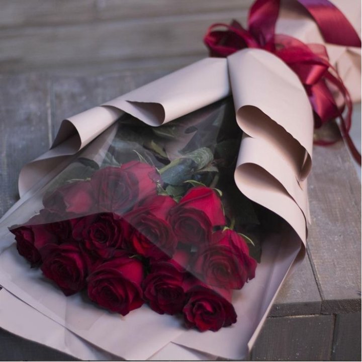 11 голландских роз в оформлении в Ростове-на-Дону