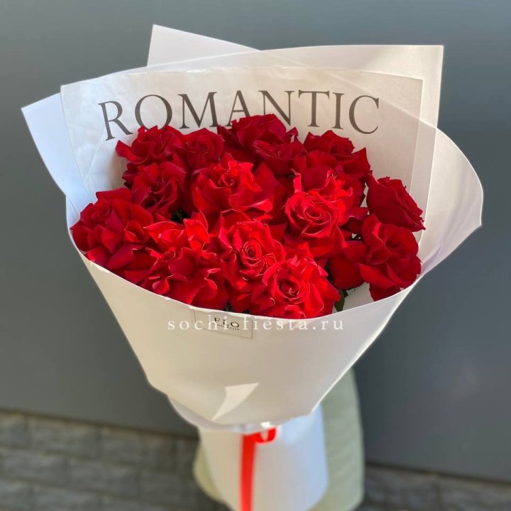 19 высоких роз в оформлении в Ростове-на-Дону