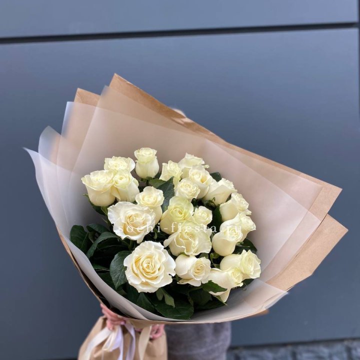  Букет  высоких белых роз   с доставкой в Ростове-на-Дону