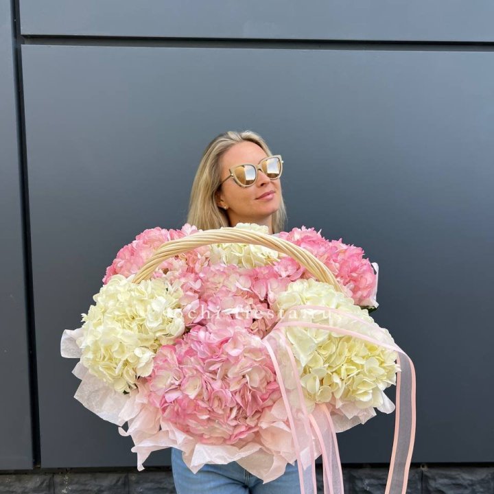 7 гортензий в корзине с доставкой в Ростове-на-Дону