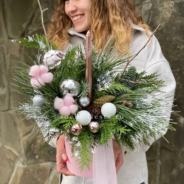 Новогодняя композиция в коробке пинк в Ростове-на-Дону