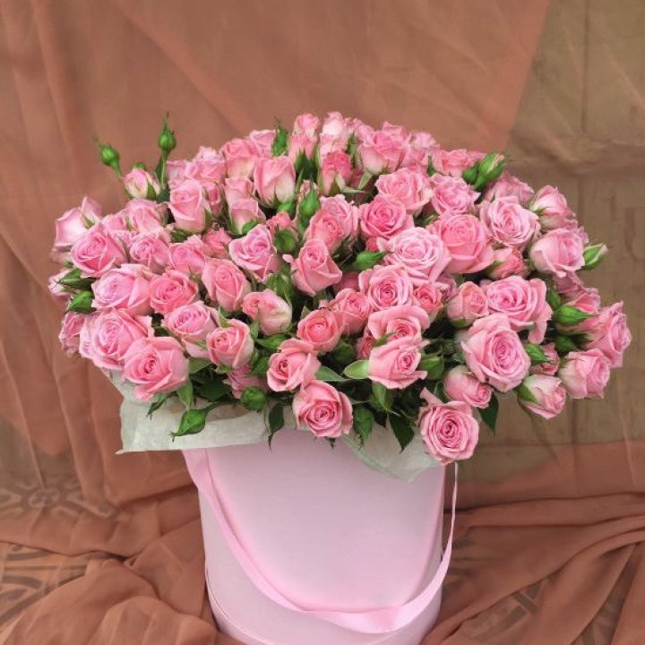 Кустовые розы в коробке в Ростове-на-Дону