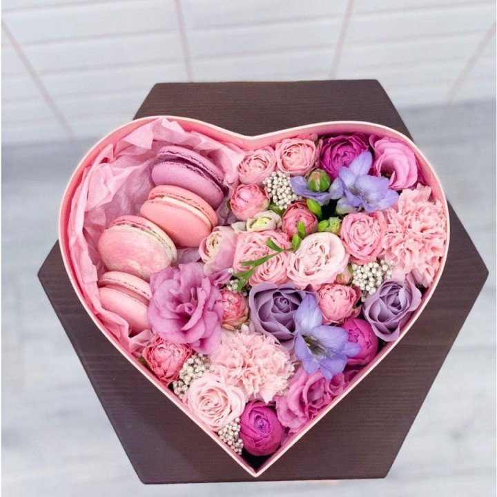Бокс-сердце с макаронс  в Ростове-на-Дону