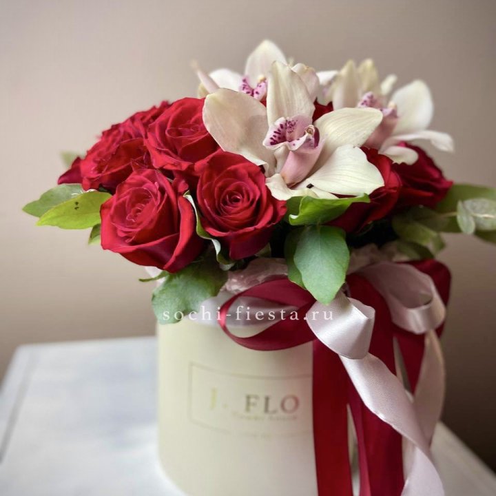 Розы и орхидеи в боксе в Ростове-на-Дону