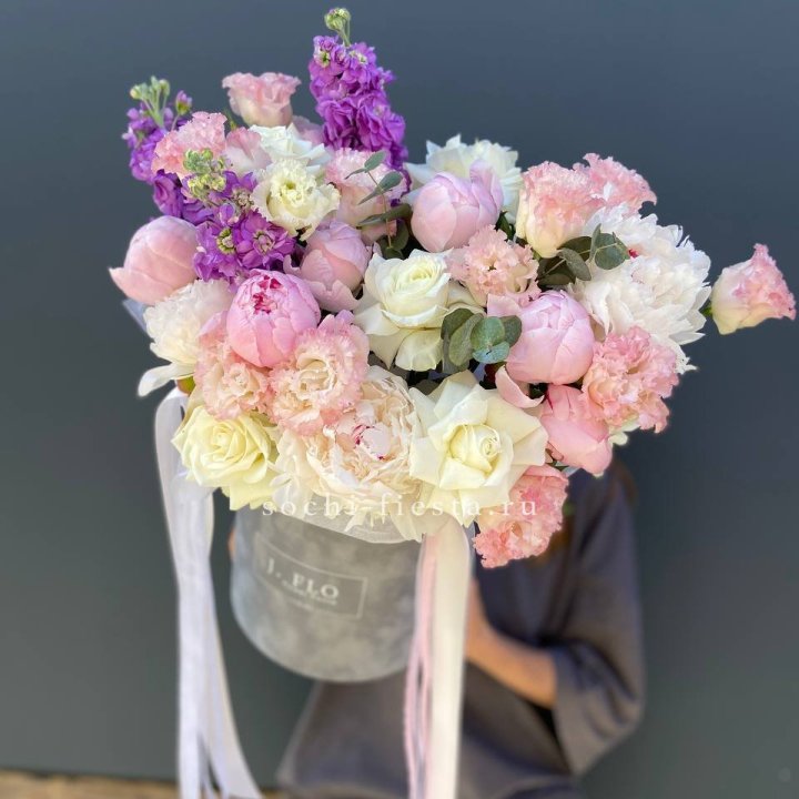 Дизайнерский цилиндр с пионами "Ривьера" в Ростове-на-Дону