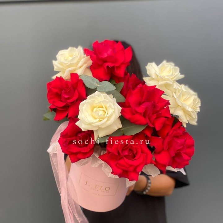13 Французских роз в боксе в Ростове-на-Дону