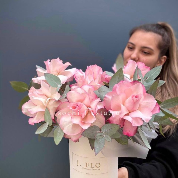 7 Французских роз в боксе с доставкой в Ростове-на-Дону