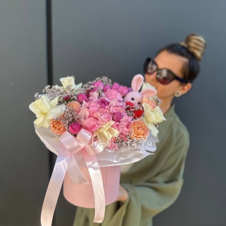 Дизайнерский цилиндр с игрушкой "Лола" в Ростове-на-Дону