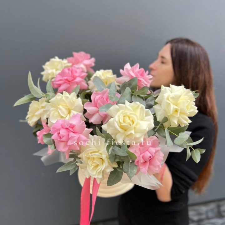 Зефирный бокс из 17 французских роз микс в Ростове-на-Дону