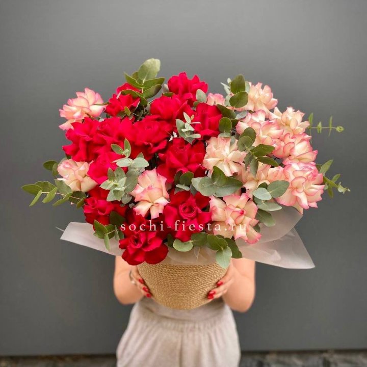 25 Французских роз в джутовом кашпо  в Ростове-на-Дону