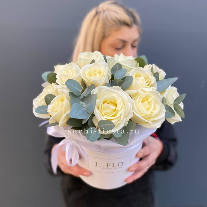 15 белых роз в боксе с доставкой в Ростове-на-Дону