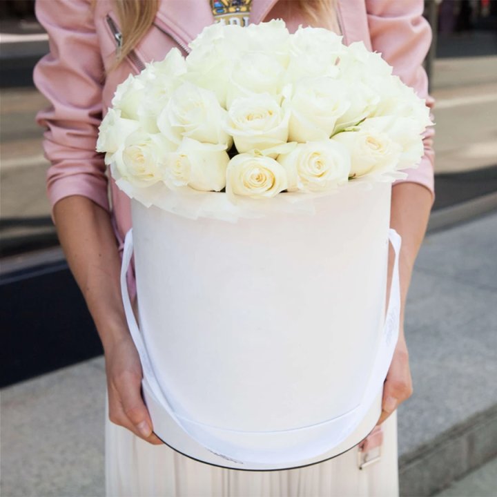 35 белых роз в цилиндре в Ростове-на-Дону