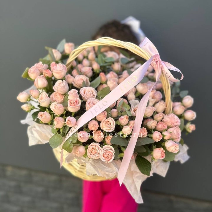 Корзина кустовых пионовидных роз в Ростове-на-Дону