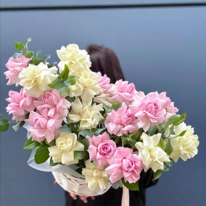 25 Французских роз в корзине в Ростове-на-Дону