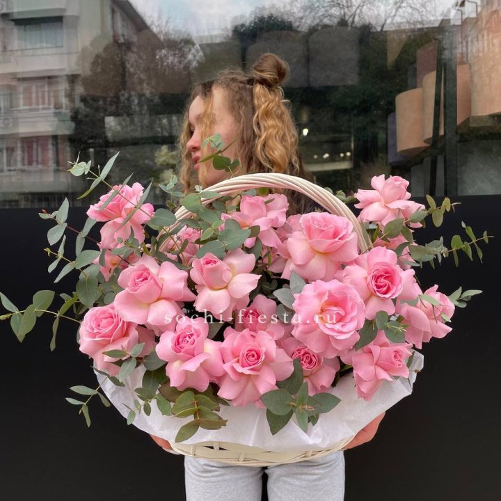 25 роз в Цветочной корзине Sweet Sugar в Ростове-на-Дону