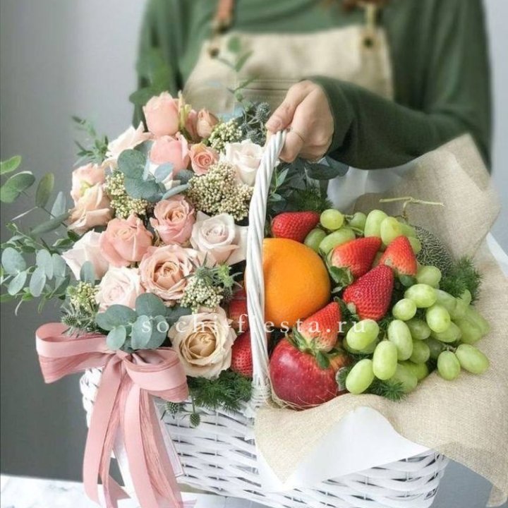 Фруктовая корзина c цветами в Ростове-на-Дону
