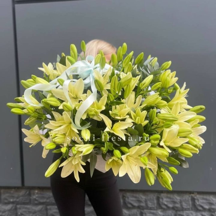 Лилии в корзине в Ростове-на-Дону